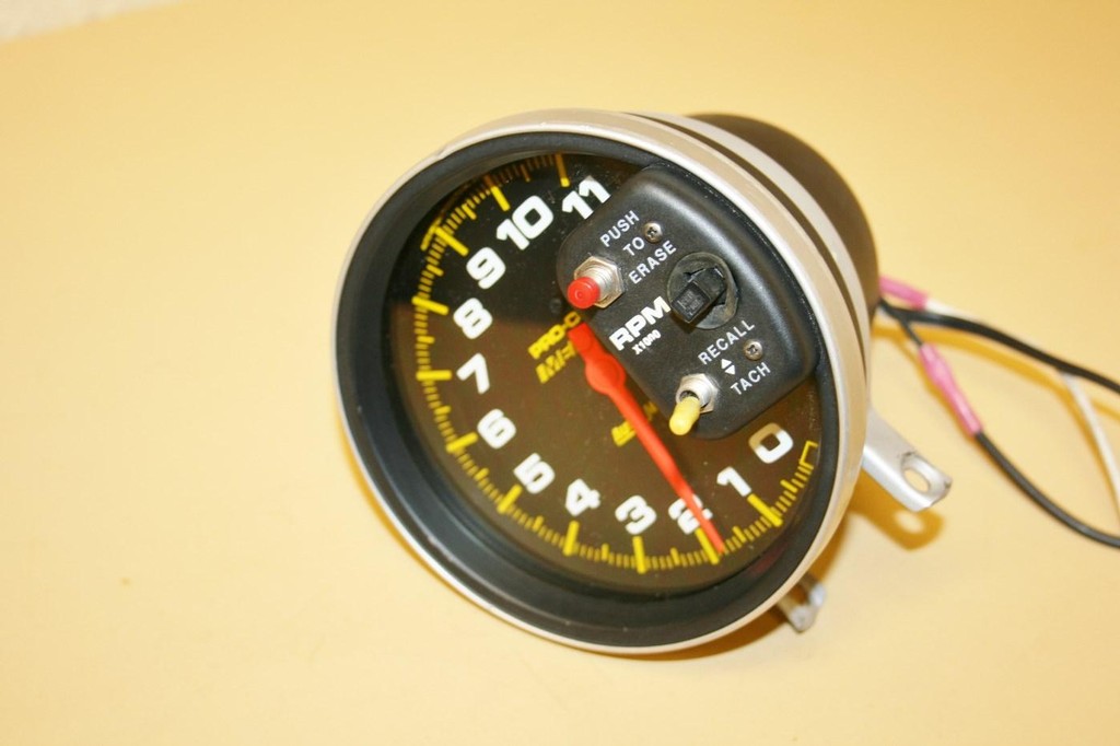 Used Autometer Pro-Comp Memory Tach. 0 To 11,000 RPM #6811